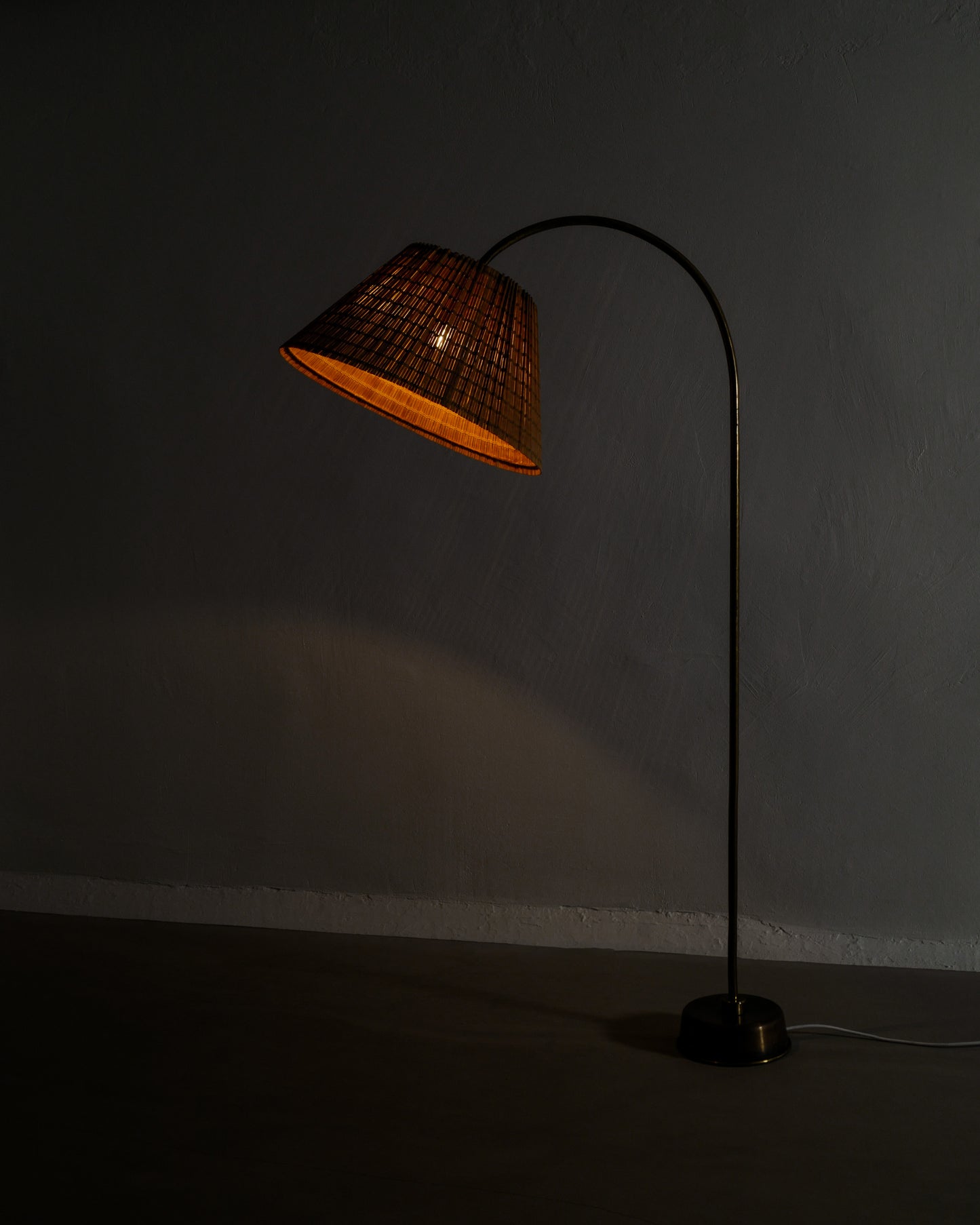 FINNISH FLOOR LAMP WITH STRAW SHADE, 1940s