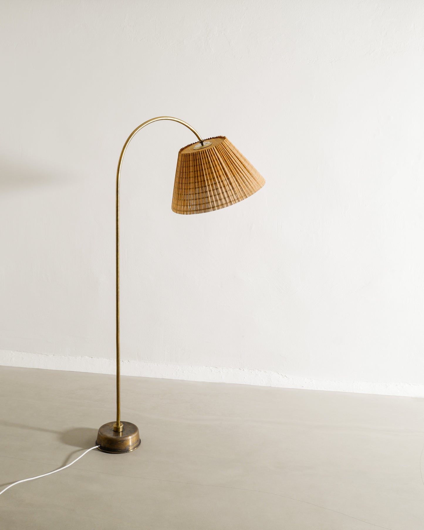 FINNISH FLOOR LAMP WITH STRAW SHADE, 1940s