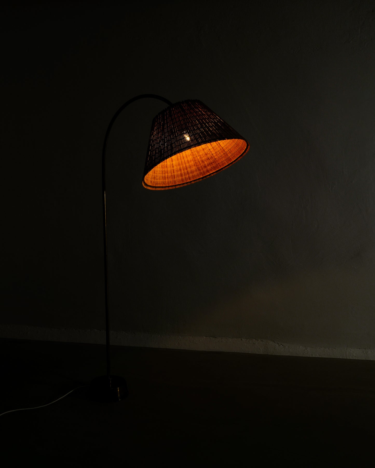 FINNISH FLOOR LAMP WITH STRAW SHADE, 1940s