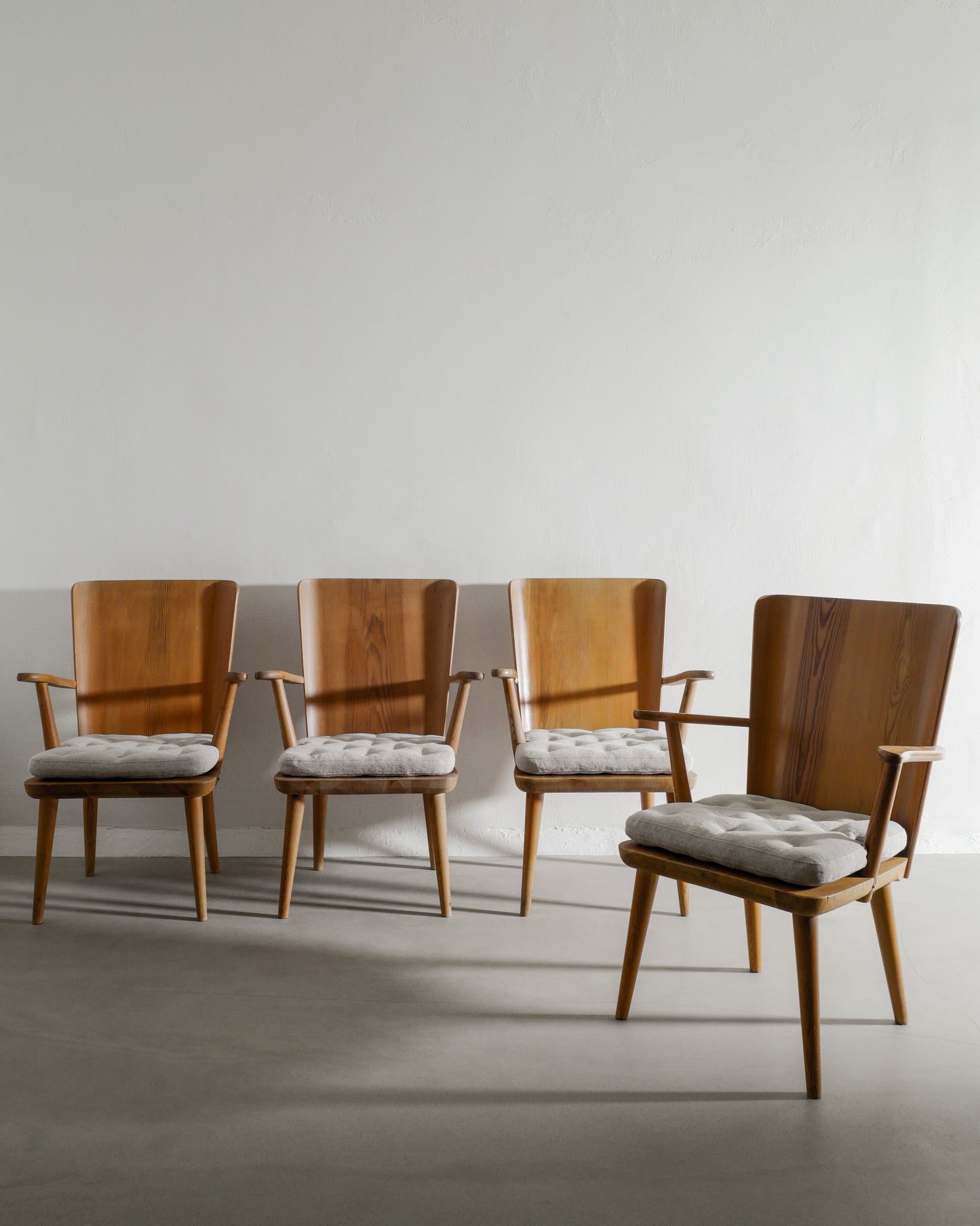 GÖRAN MALMVALL PINE ARMCHAIRS, 1940s