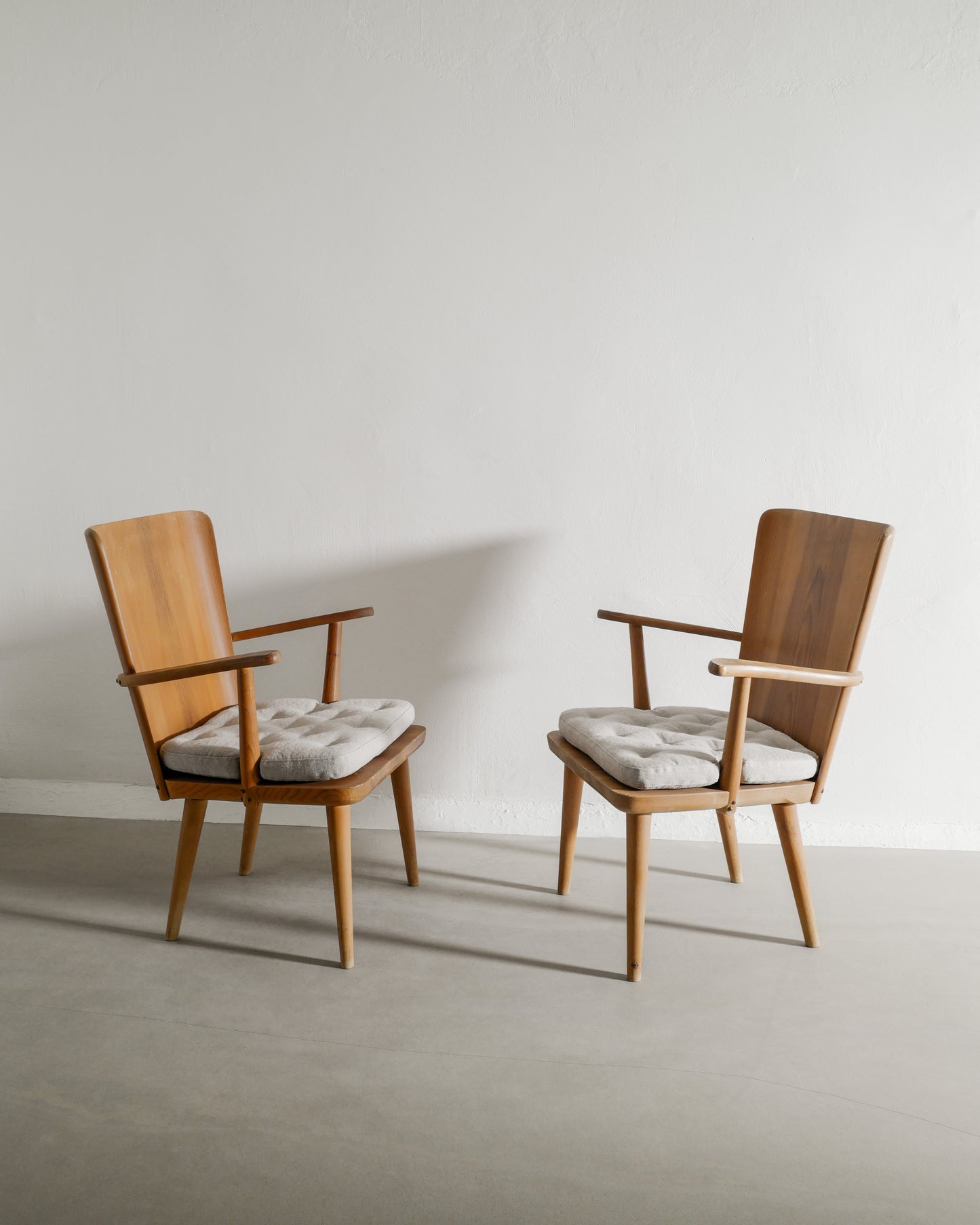 GÖRAN MALMVALL PINE ARMCHAIRS, 1940s