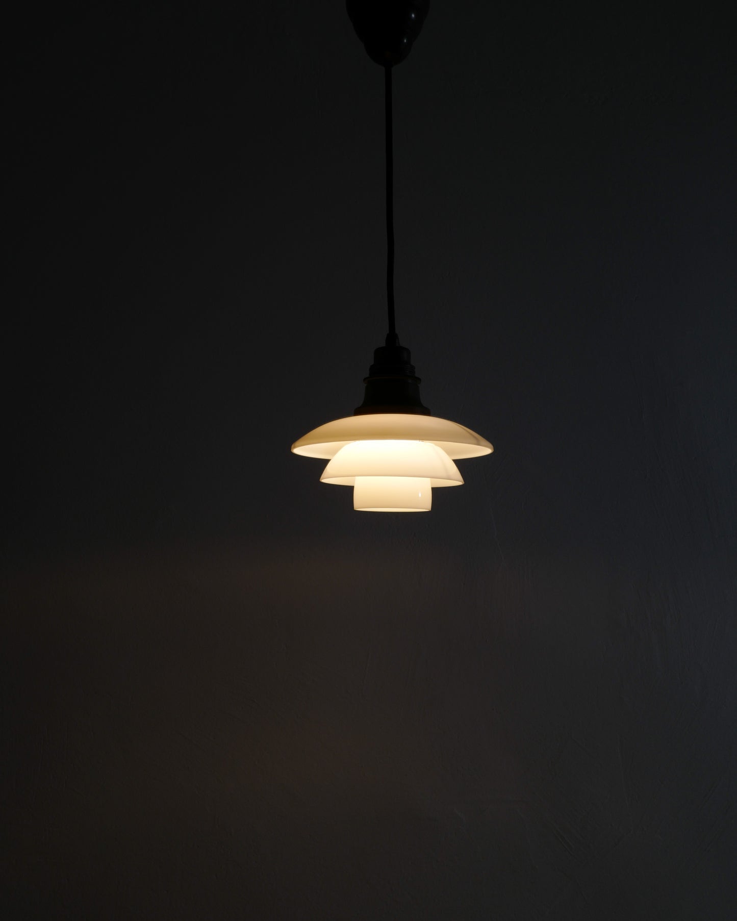 POUL HENNINGSEN WHITE "PH 2/2" LAMP, 1930s