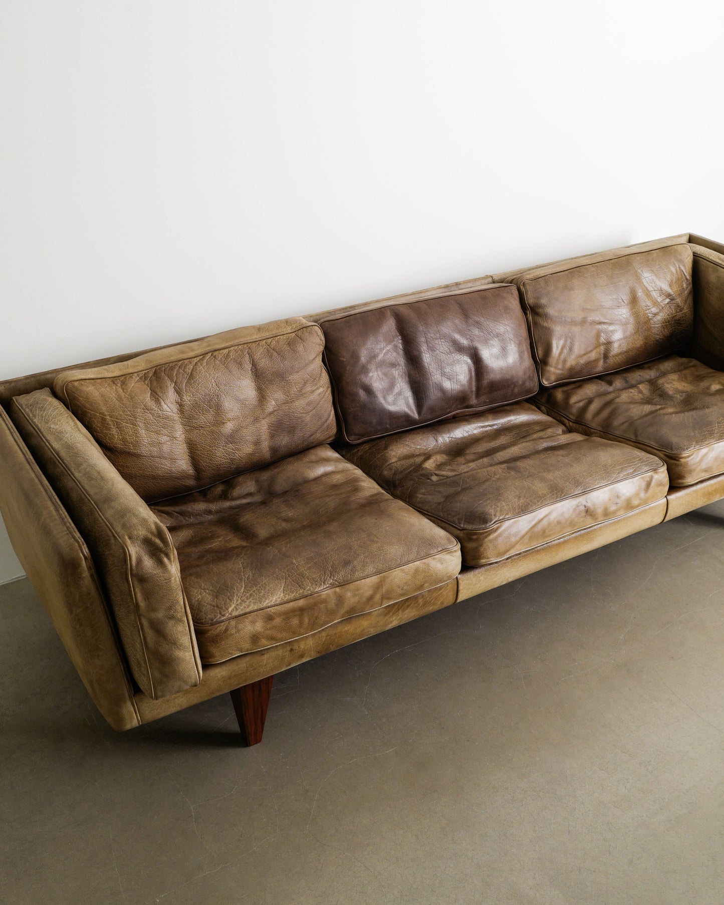 ILLUM WIKKELSØ "V11" BROWN SOFA, 1960s