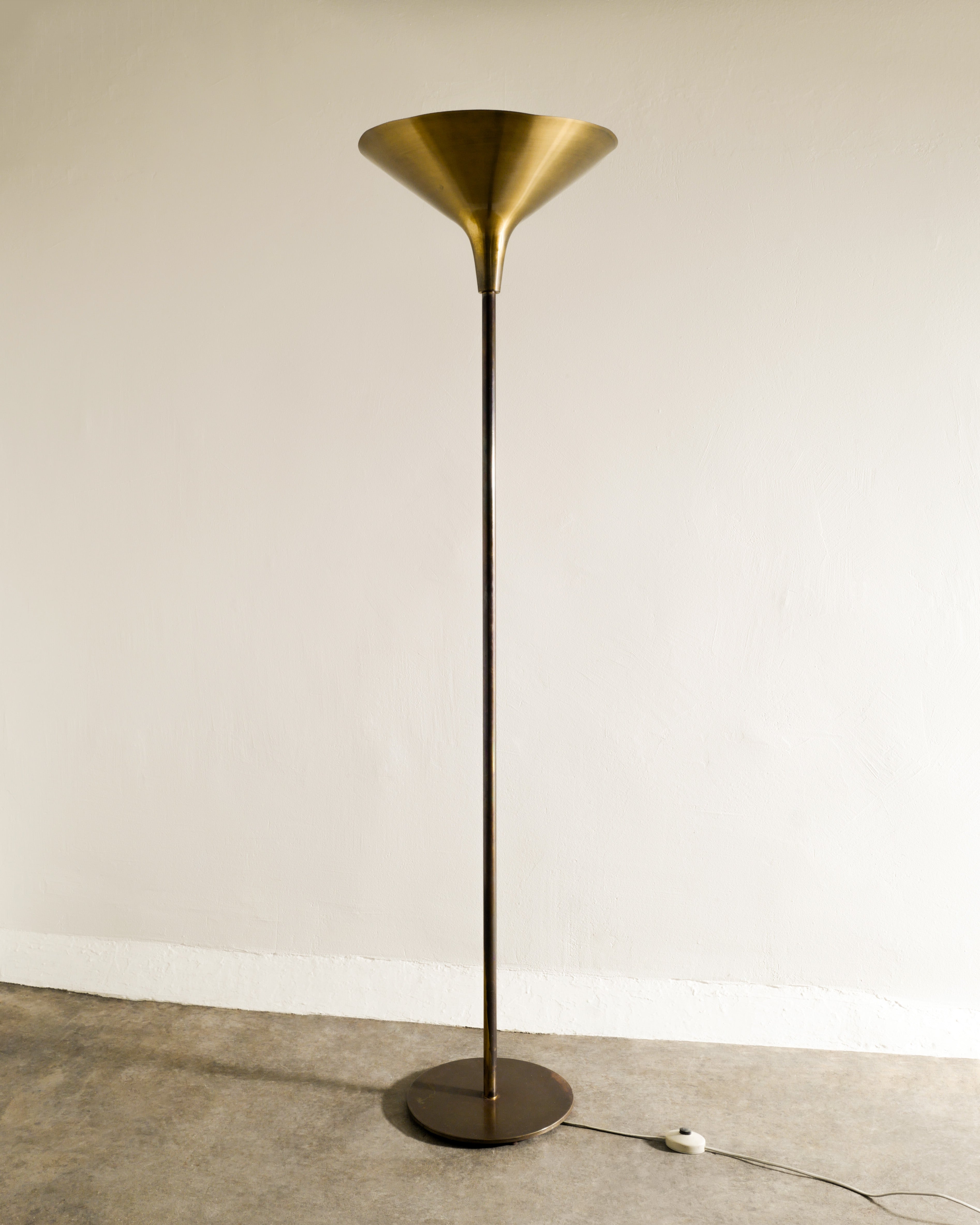 THOMAS VALENTINER BRASS FLOOR LAMP, 1960s