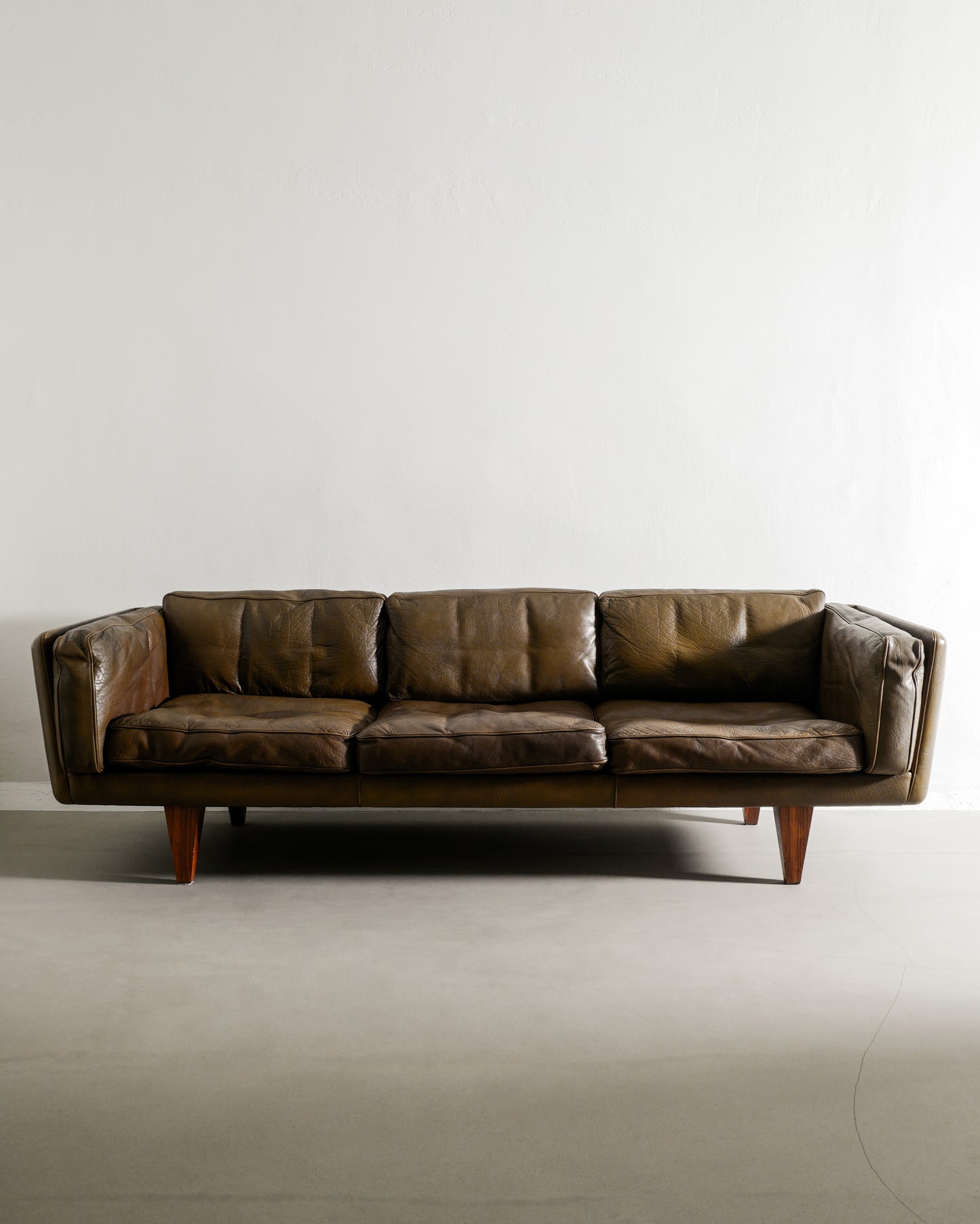 ILLUM WIKKELSØ "V11" SOFA, 1960s