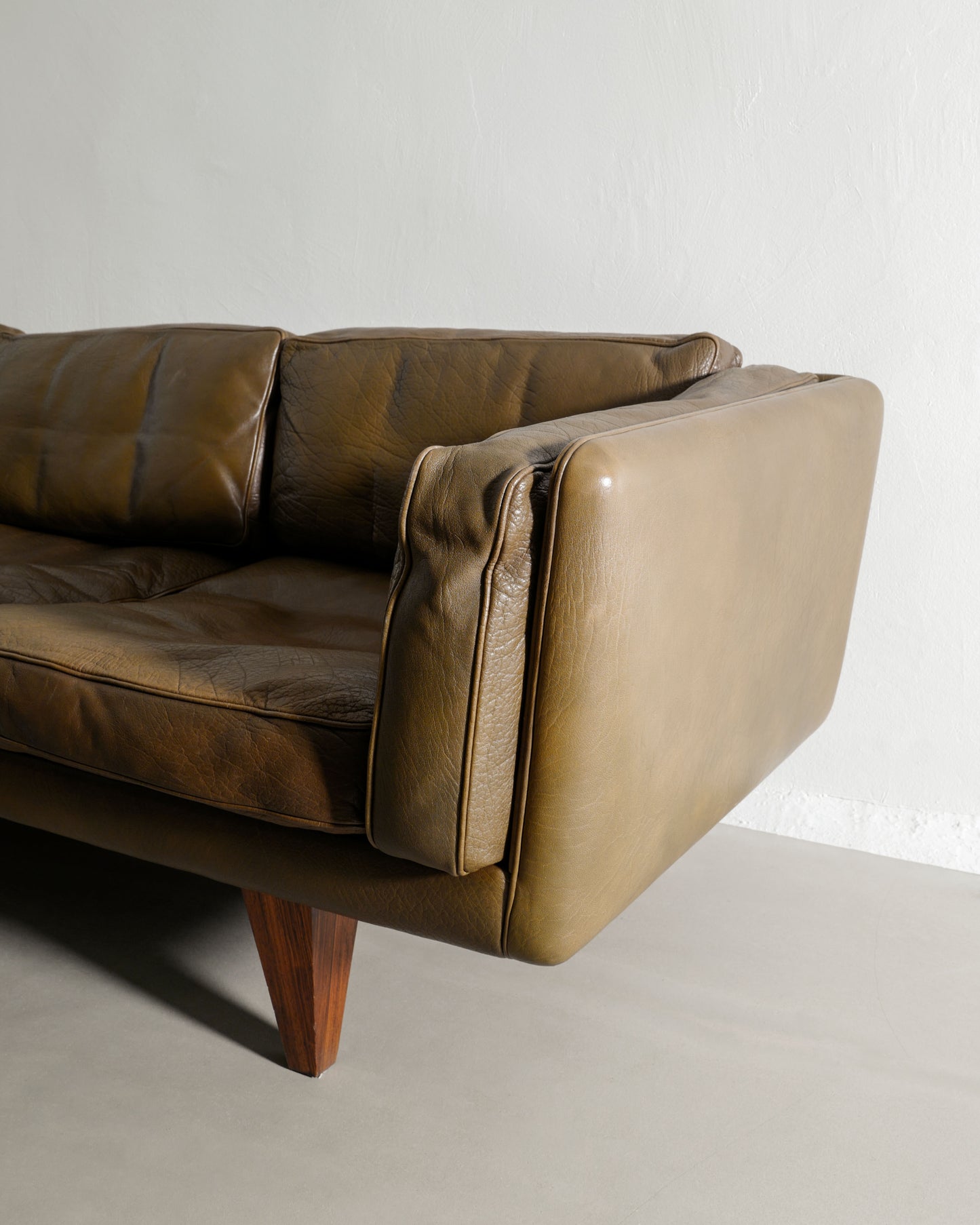 ILLUM WIKKELSØ "V11" SOFA, 1960s