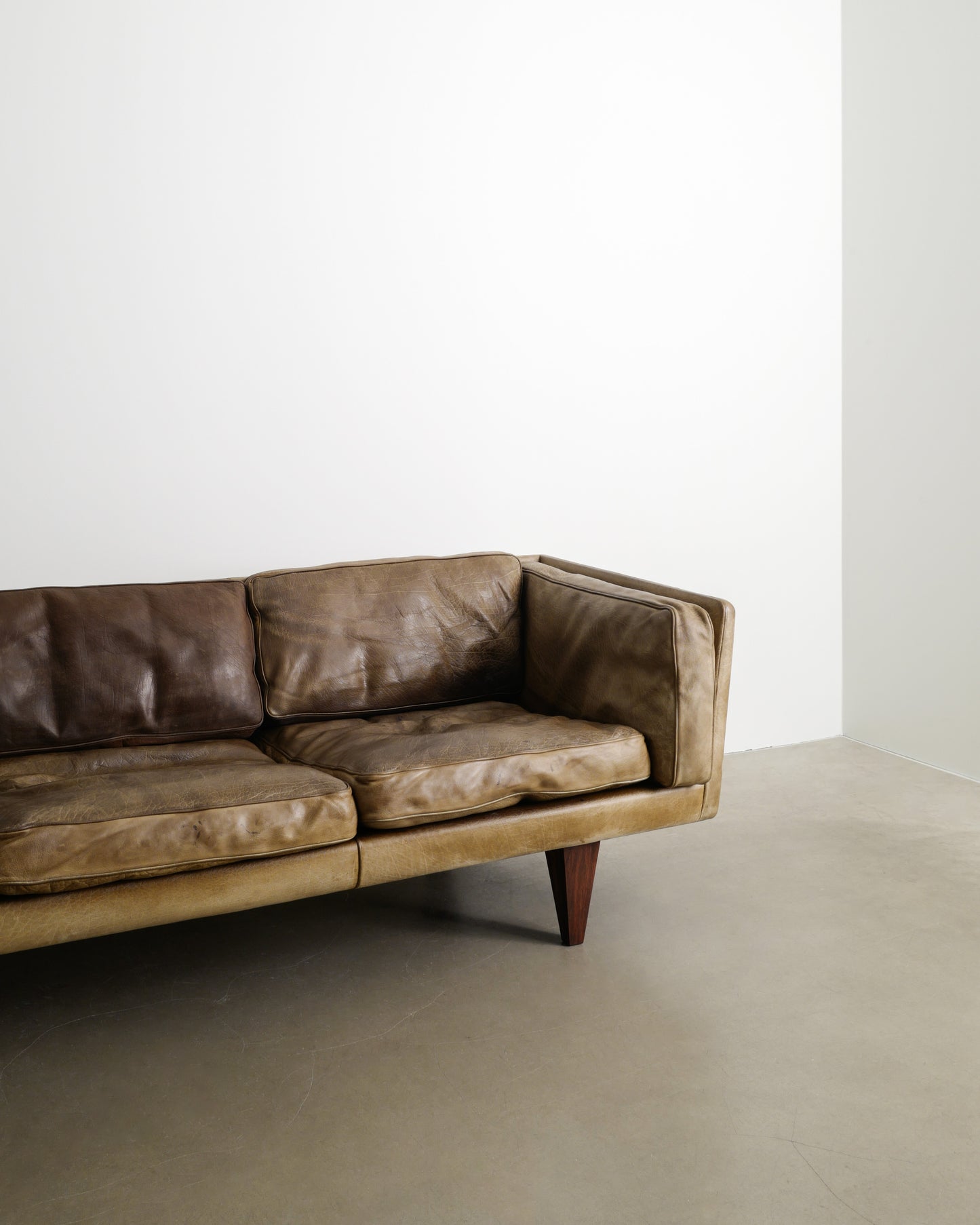 ILLUM WIKKELSØ "V11" BROWN SOFA, 1960s