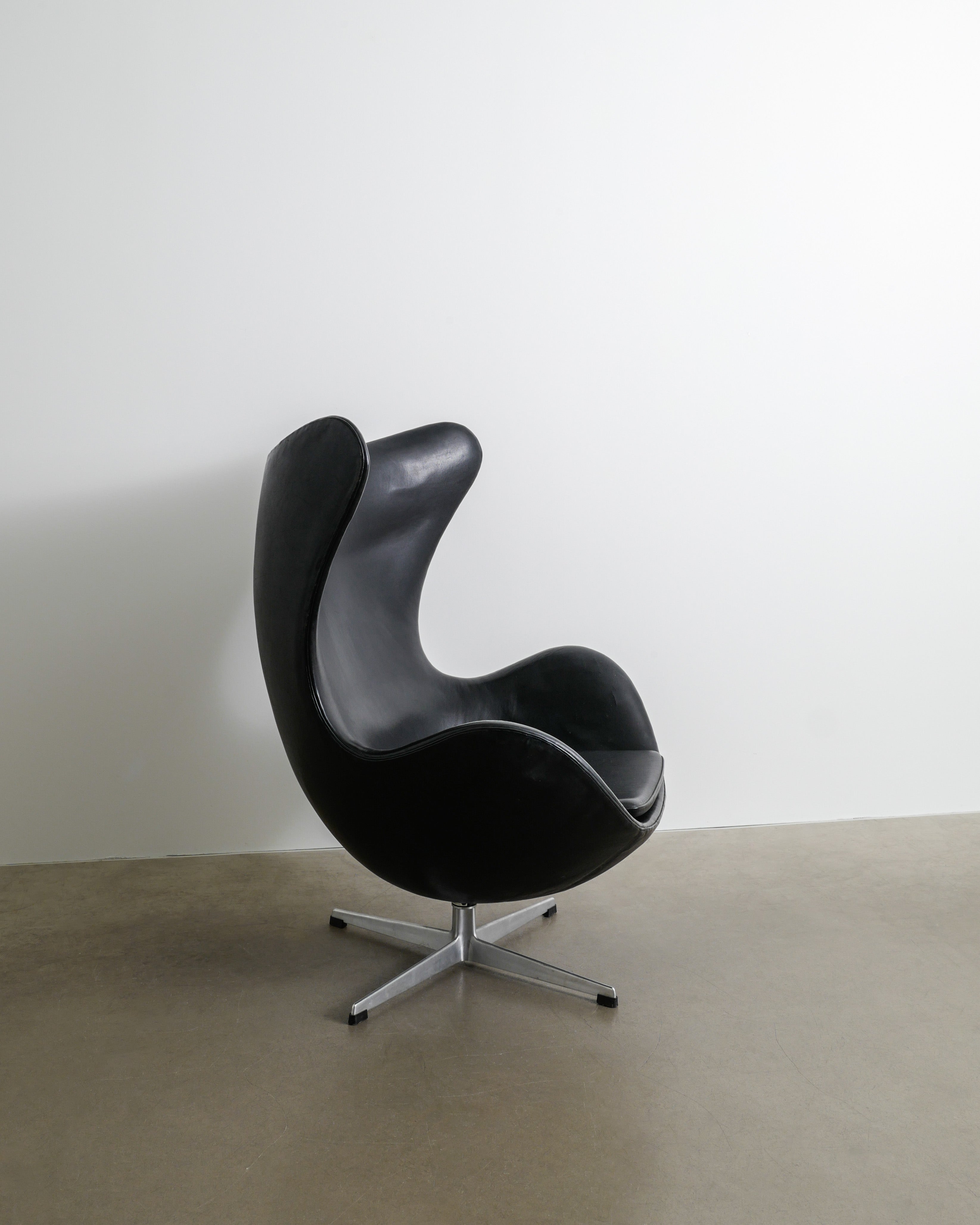 ARNE JACOBSEN BLACK 