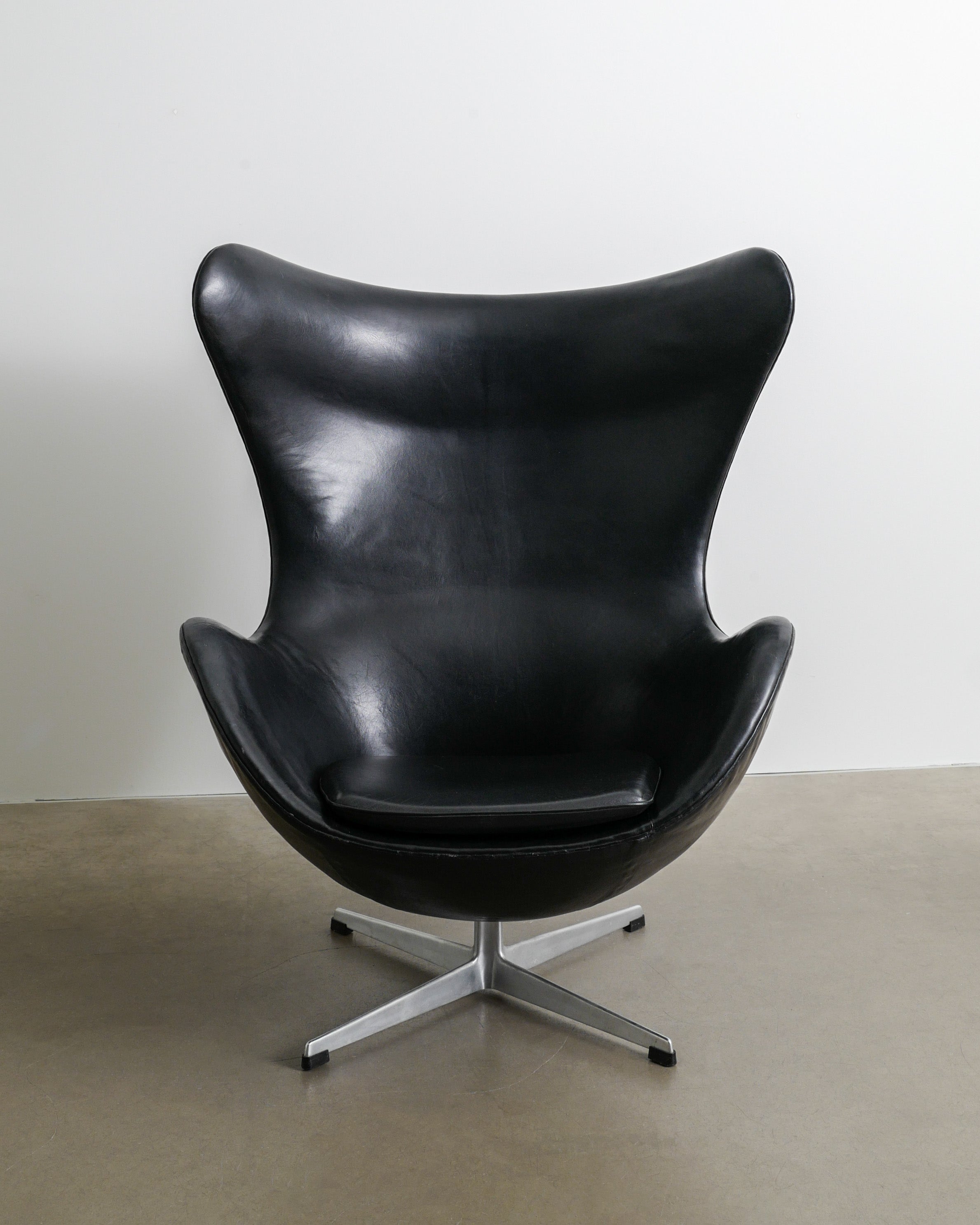 ARNE JACOBSEN BLACK 