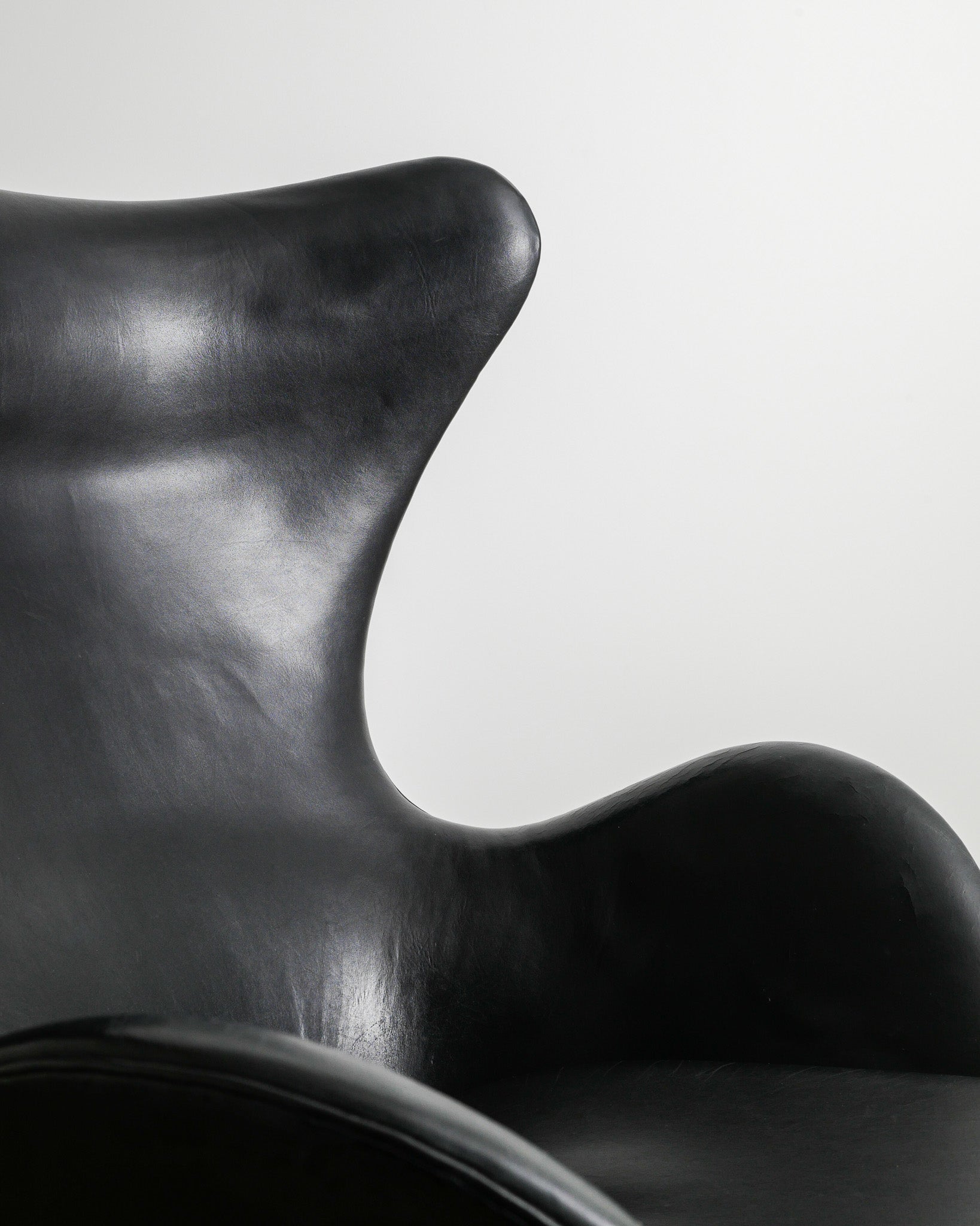 ARNE JACOBSEN BLACK 