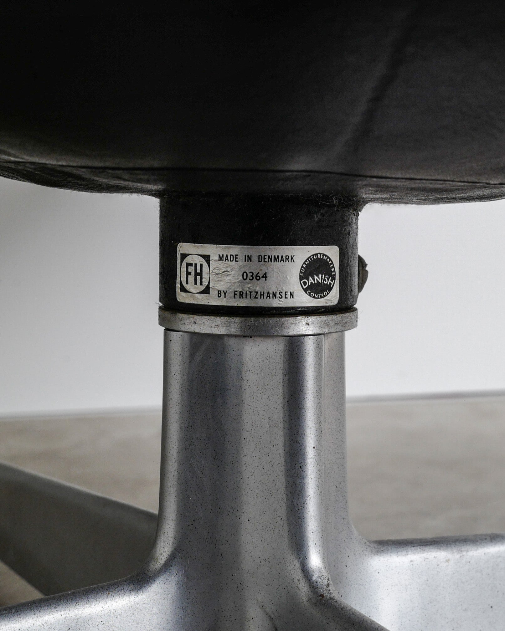 ARNE JACOBSEN BLACK 
