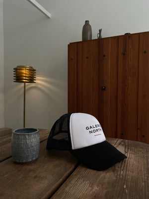 GALERIE NORTH TRUCKER HAT